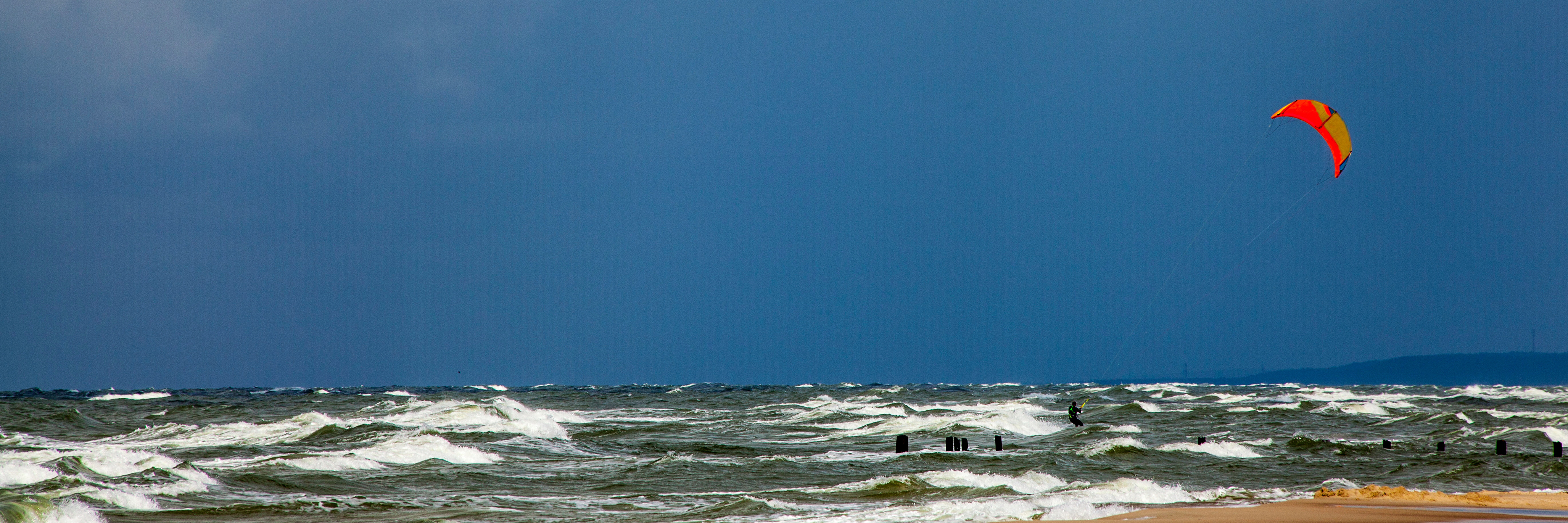 Kitesurfing on rough ocean